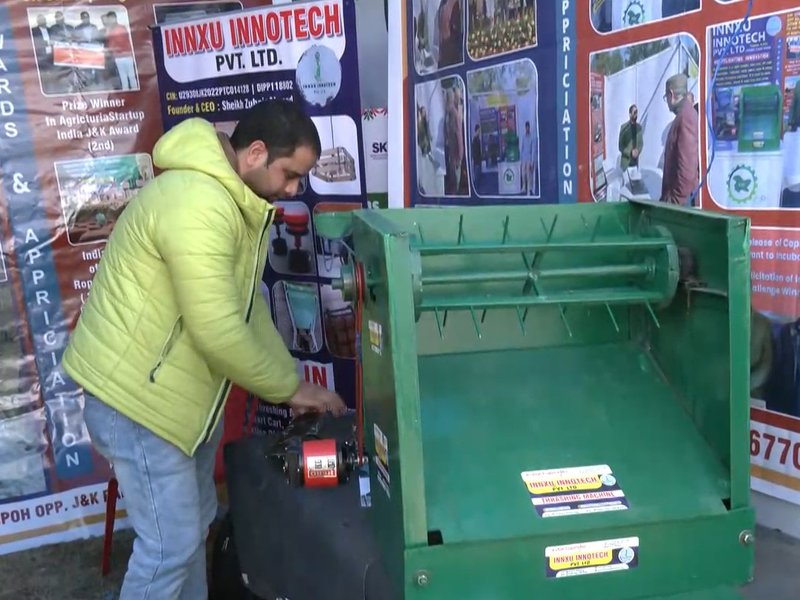 घाटी में उभरता स्टार्टअप कल्चर, अनंतनाग के शेख जुबैर ने शुरू की आधुनिक थ्रैशिंग मशीन