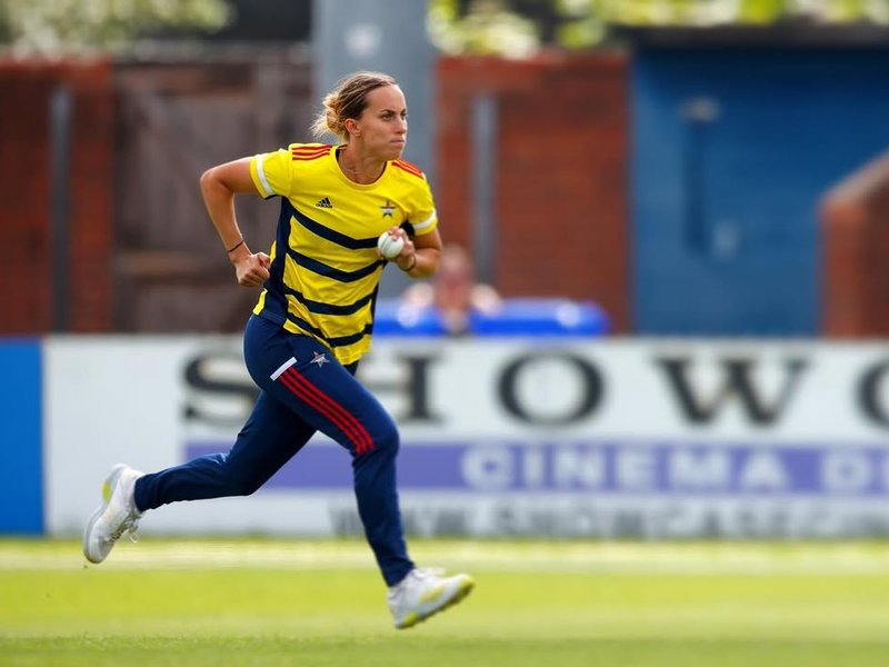 चोट से परेशान महिला क्रिकेटर, महज 29 साल की उम्र में लेना पड़ा संन्यास