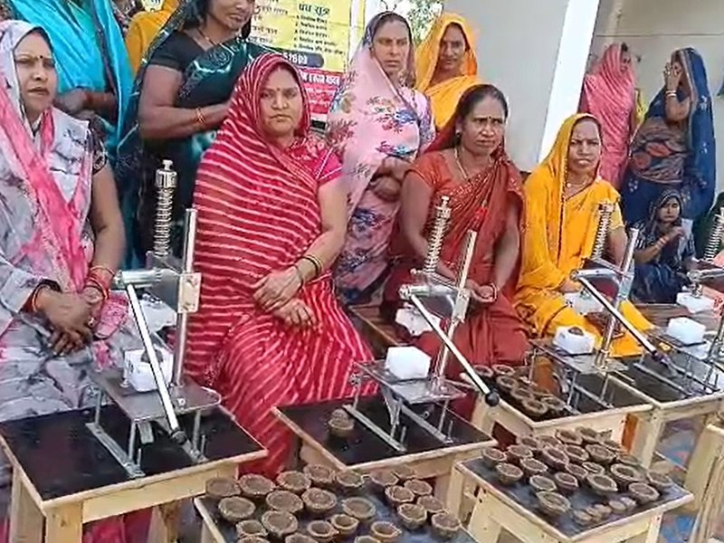 एनआरएलएम से बदली तस्वीर, जौनपुर की स्वयं सहायता समूहों की महिलाएं बनेंगी आत्मनिर्भर