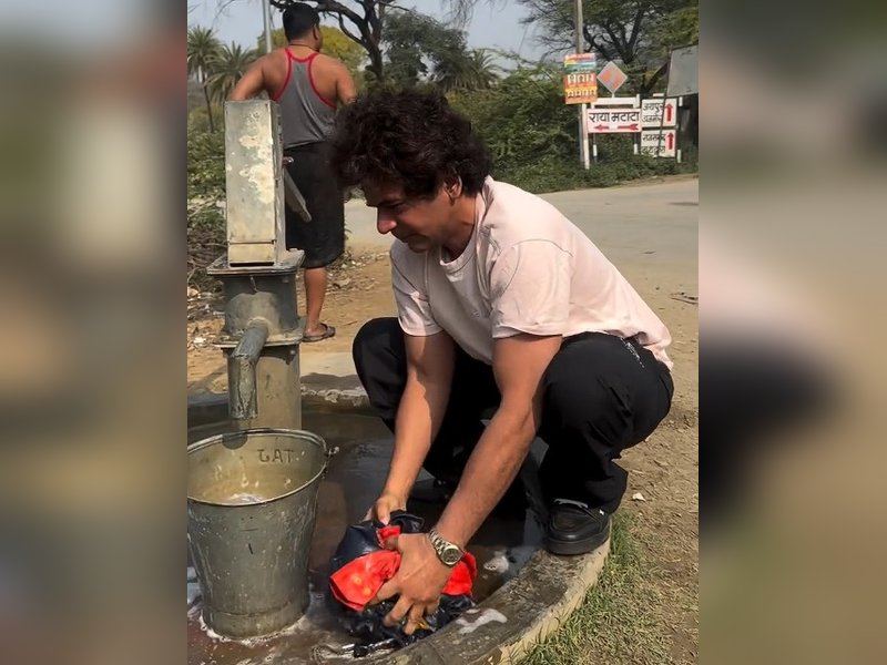 Sunil Grover goes desi, washes clothes using a hand pump