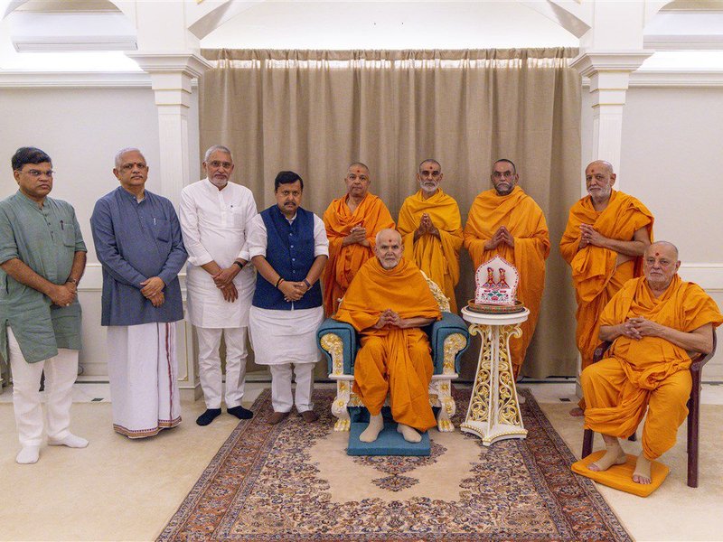 भाजपा अध्यक्ष बनने के बाद गुजरात की प्रथम यात्रा के दौरान नितिन नवीन ने महंत स्वामी महाराज से आशीर्वाद प्राप्त किया