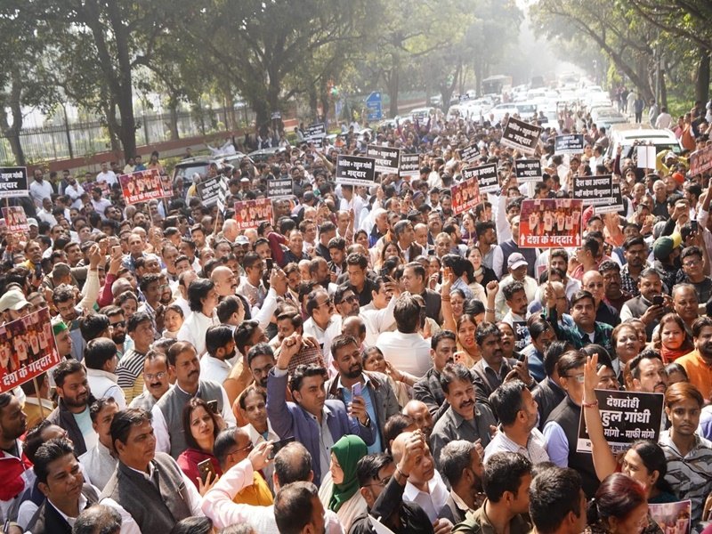 Delhi BJP workers protest outside Congress office, demand Rahul's apology