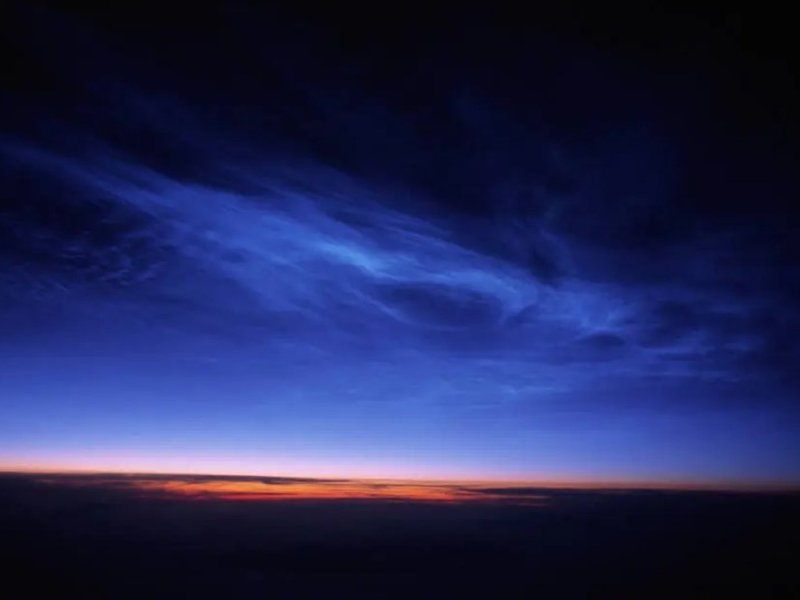 रात में चमकते रहस्यमयी 'नॉक्टिलुसेंट क्लाउड', सूरज डूबने के बाद भी बिखेरते हैं रोशनी  