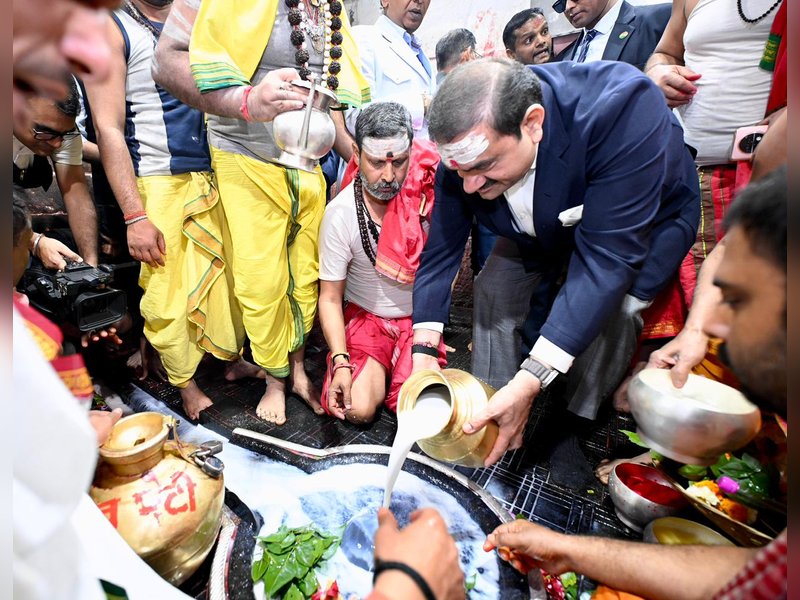 गौतम अदाणी ने बाबा बैद्यनाथ धाम में किया जलाभिषेक, देश की सुख-समृद्धि की कामना