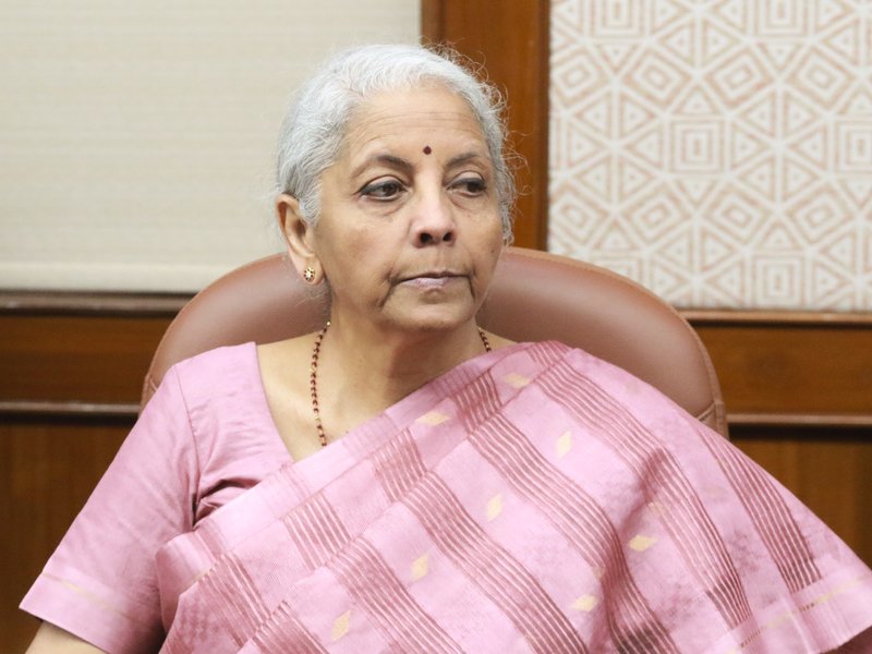 बैंक मिस-सेलिंग बंद करें, अपने मूल काम पर दें ध्यान: वित्त मंत्री सीतारमण