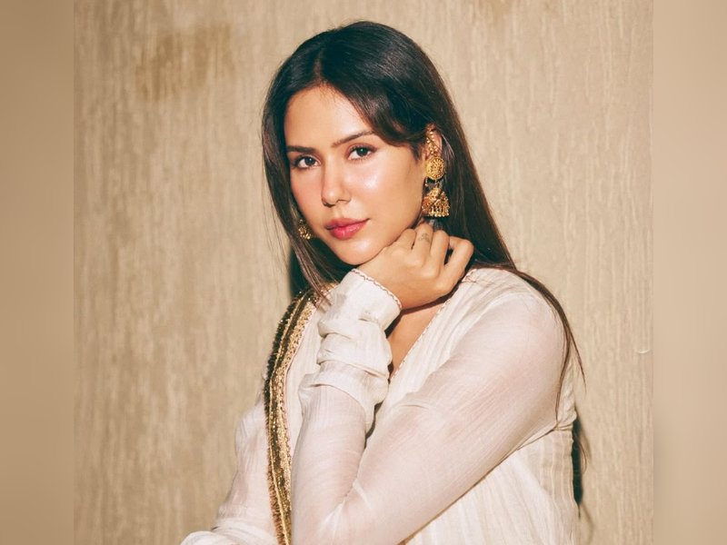 Sonam Bajwa’s midnight ‘sunglass haul’ turns into chaos: Who asked me to do this?