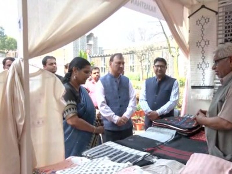 बिना बिचौलिए ग्राहकों तक पहुंच रहे हथकरघा उत्पाद, हैंडलूम सेक्टर को मिल रहा बढ़ावा 