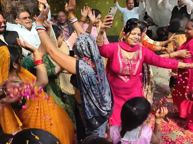 Holi of flowers celebrated with devotion at Samiamai Temple in Prayagraj