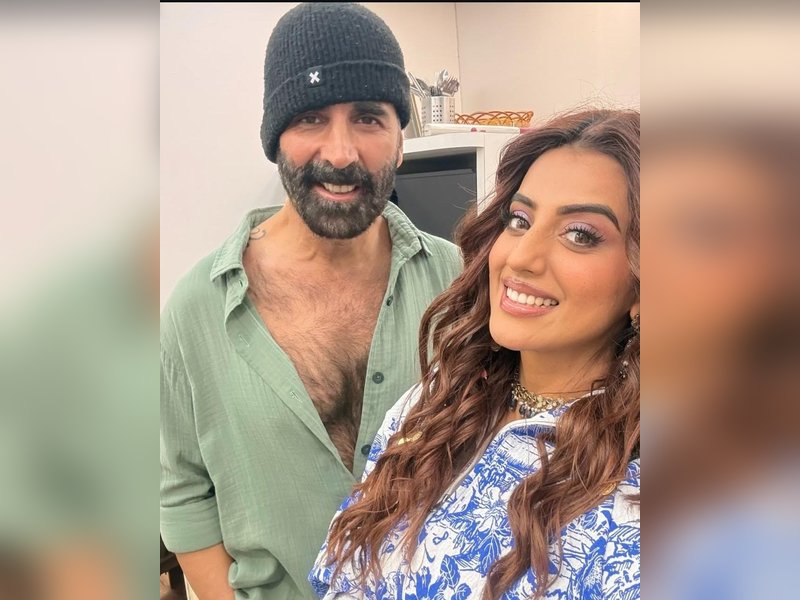 Akshara Singh shares a selfie with Akshay Kumar, says ‘surprise loading’
