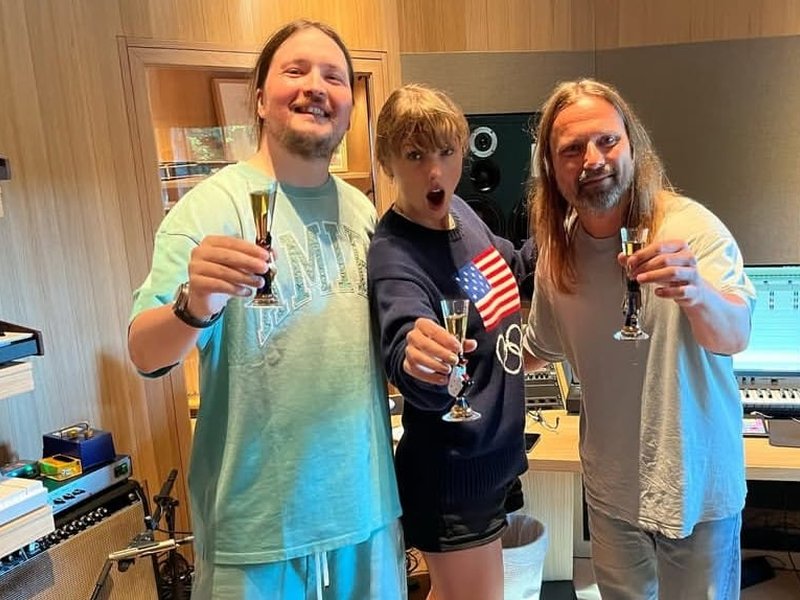 Taylor Swift goes makeup-free in ‘Opalite’ memories post