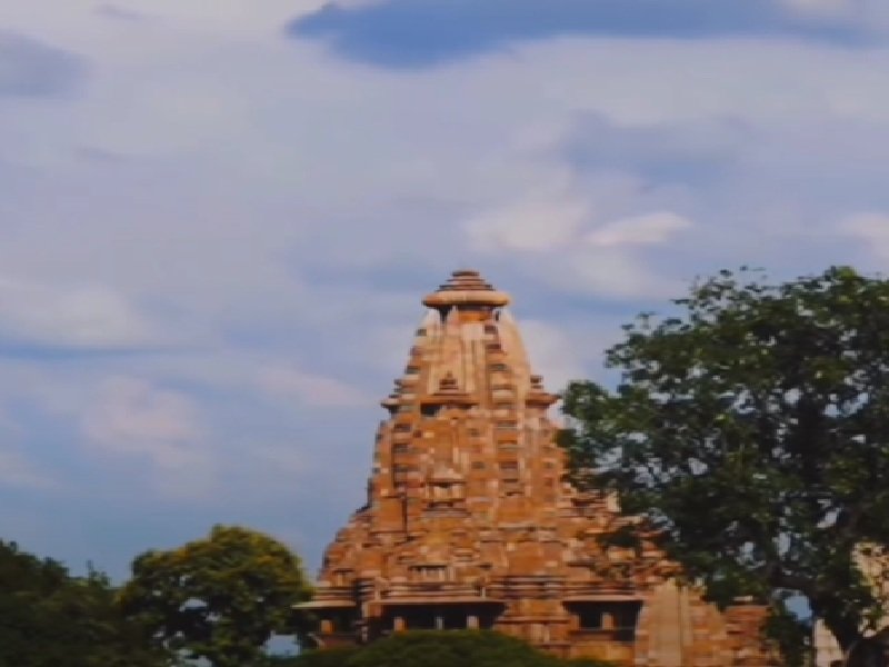 कंदरिया महादेव मंदिर: 800 से ज्यादा मूर्तियां और बड़े पत्थरों को काटकर बनाया गया है खुजराहो का ये मंदिर