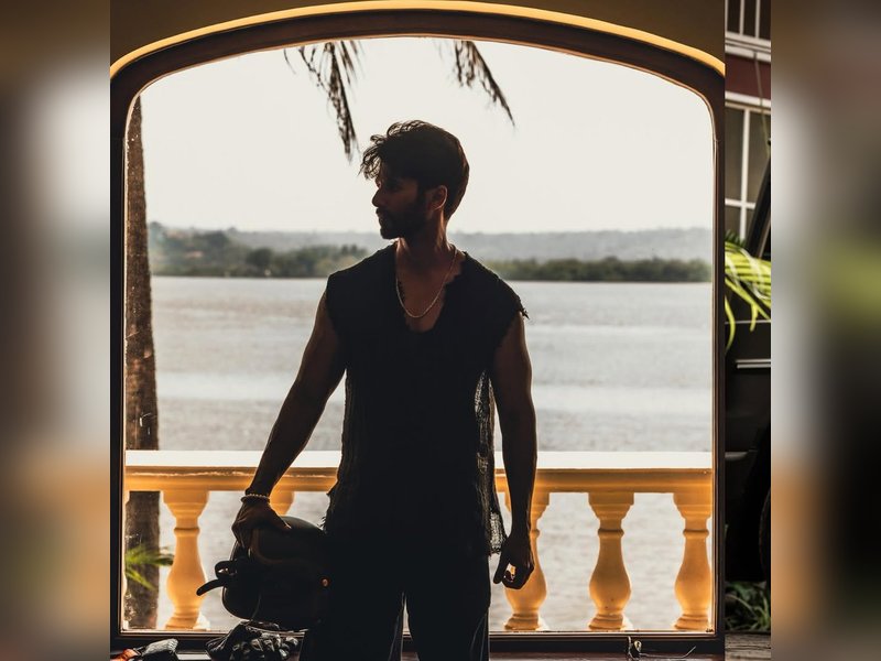Birthday star Shahid Kapoor zooms into the new year with a fun bike ride