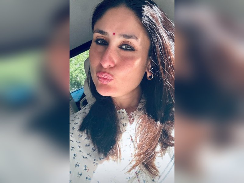 Kareena Kapoor flaunts her bindi & pout, gives it a Sridevi twist
