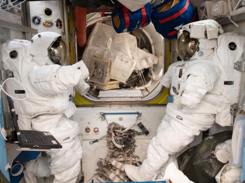  स्पेससूट : स्पेस में एस्ट्रोनॉट्स की जान बचाने वाला 'छोटा अंतरिक्ष यान', जानें खासियत 