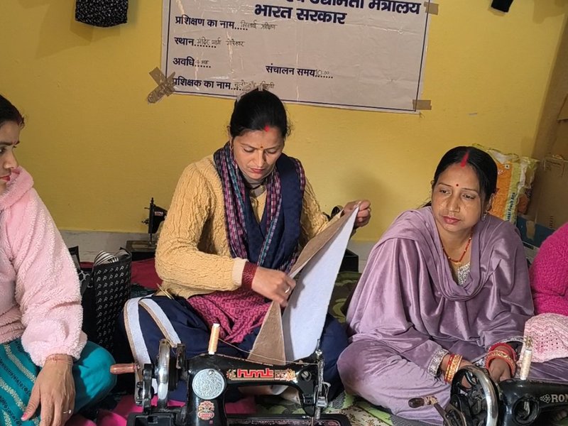 चमोली में जूट बैग निर्माण और हस्तशिल्प से महिलाएं लिख रही हैं सफलता की नई कहानी