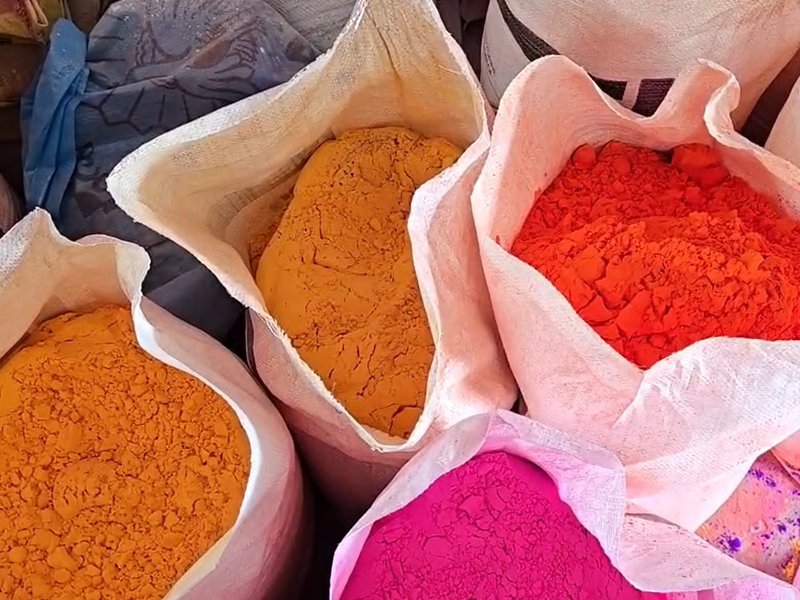 महाराष्ट्र : होली पर इस बार जमकर उड़ेगा इको-फ्रेंडली गुलाल, नागपुर की आदमने परिवार तीन पुश्तों से कर रही तैयार 