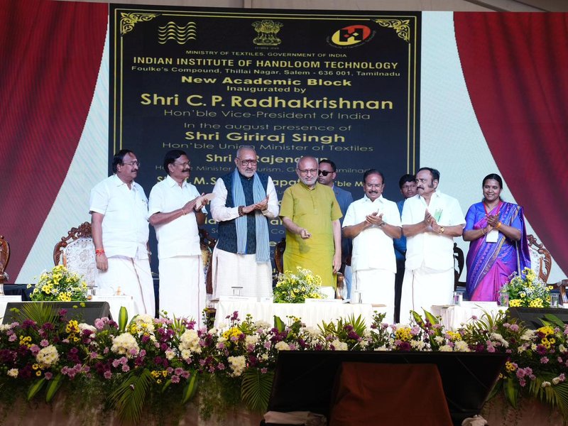 तमिलनाडु : उपराष्ट्रपति ने आईआईएचटी सलेम के नए एकेडमिक ब्लॉक का किया उद्घाटन, हैंडलूम विरासत की मजबूती पर जोर
