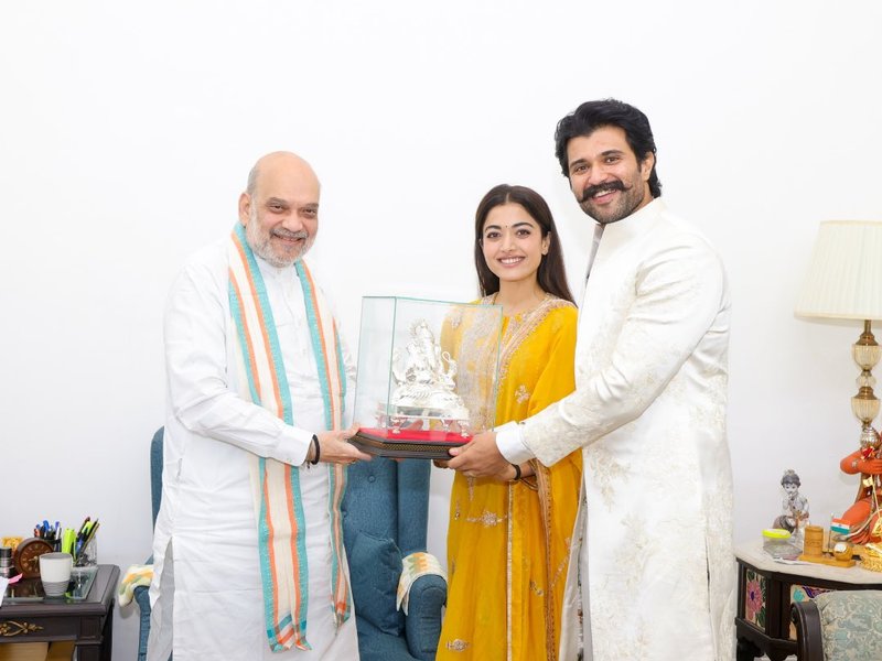 Vijay Deverakonda-Rashmika Mandanna receive a beautiful Ganesh idol from Home Minister Amit Shah
