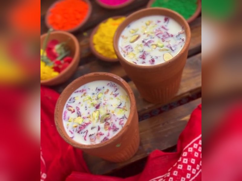 होली 2026 : कोल्ड ड्रिंक्स नहीं रंगों के त्योहार पर ट्राई करें ठंडई, घर पर ऐसे करें तैयार 