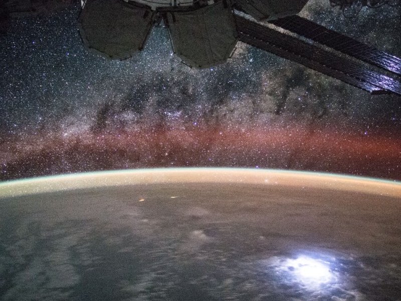 स्पेस से दिखने वाली पृथ्वी की अनोखी चमक 'एयरग्लो', जानें क्या कहते हैं वैज्ञानिक 