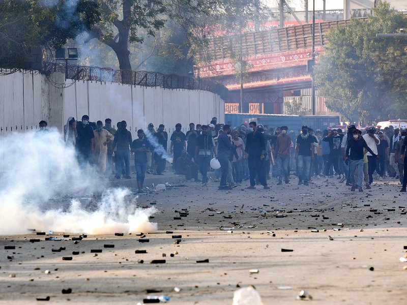 Major roads in Karachi remain shut for 4th day amid protests over Khamenei's death 