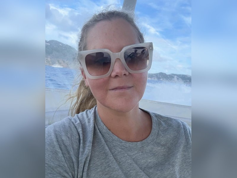 Amy Schumer shakes leg at Knicks Game