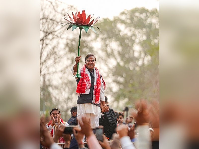 Biswanath: Assam Chief Minister Himanta Biswa Sarma holds a lotus-shaped object during the third day of the BJP’s Jan Ashirwad Yatra in Gohpur area of Biswanath district of Assam, Monday, March 02, 2026. (Photo: IANS/X/@himantabiswa)