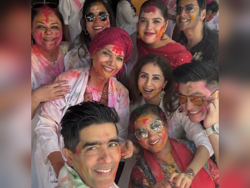 Urmila Matondkar celebrates Holi with her 'homies' Shabana Azmi, Richa Chadha, Divya Dutta