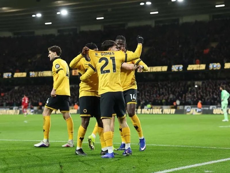 Liverpool beaten by late Wolves goal at Molineux