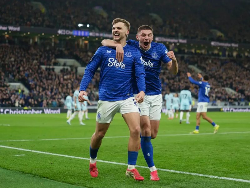 Tarkowski, Dewsbury-Hall score as Everton breeze past Burnley