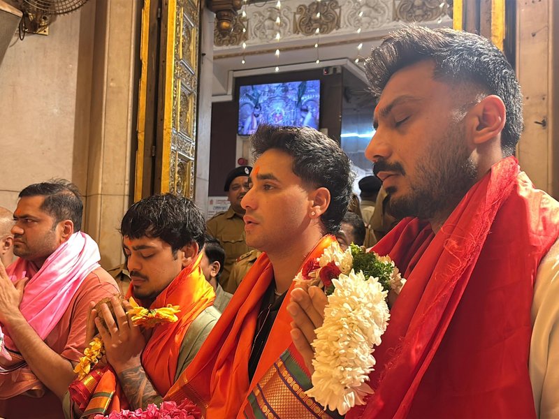 टी20 वर्ल्ड कप: सेमीफाइनल से पहले सिद्धिविनायक मंदिर पहुंचे भारतीय खिलाड़ी, बप्पा से लिया आशीर्वाद