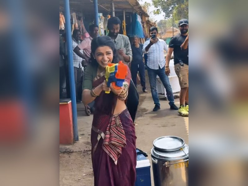 Samantha Ruth Prabhu plays Holi on the sets of 'Maa Inti Bangaaram' 