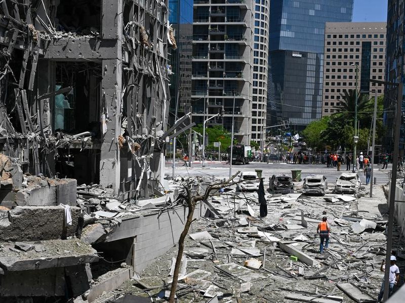 US begins charter flights from Middle East amid cronflict