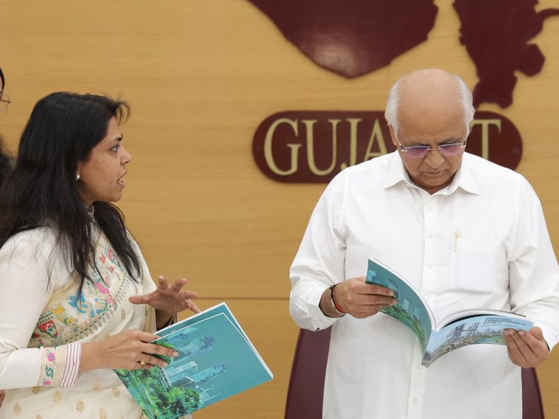 गुजरात: सीएम भूपेंद्र पटेल ने 'शेपिंग टुमॉरोज सिटीज-फ्रॉम क्लाइमेट रिस्क टू ग्रीन अपॉर्चुनिटीज' किताब का किया विमोचन