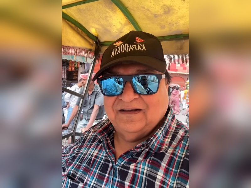 रिक्शे पर सवार होकर वाराणसी की तंग गलियों में निकले राकेश बेदी, काशी विश्वनाथ के किए दर्शन