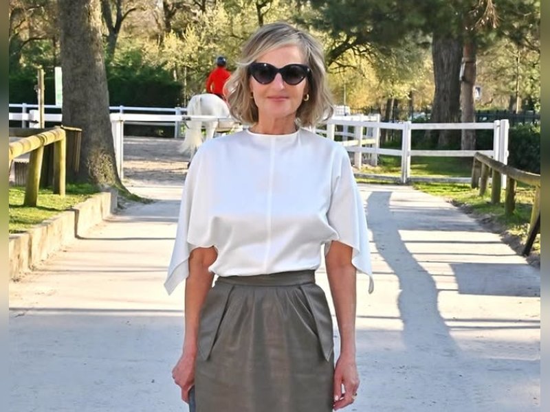 Helen Hunt quips about wearing red heels to a horse farm