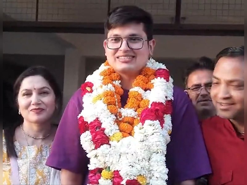 यूपीएससी परिणाम 2025: टॉपर अनुज अग्निहोत्री ने 'निरंतर प्रयास' को बताया सफलता की कुंजी