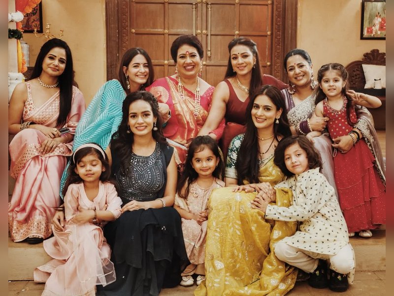 Barkha Bisht shares ‘parivaar’ moment from ‘Kyunki Saas Bhi Kabhi Bahu Thi 2’ set