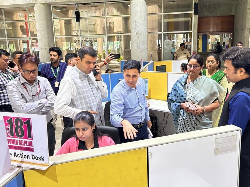 गुजरात की '181 अभयम' महिला हेल्पलाइन के 12 साल पूरे, 18 लाख से अधिक महिलाओं को मिला सहारा