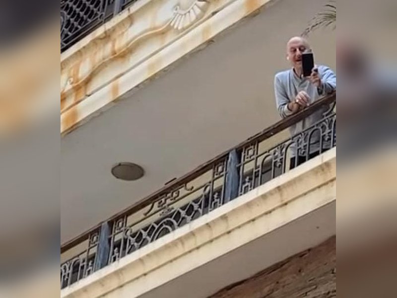 Anil Kapoor sings 'Tere ghar ke samne ek ghar banaunga' for Anupam Kher on his birthday