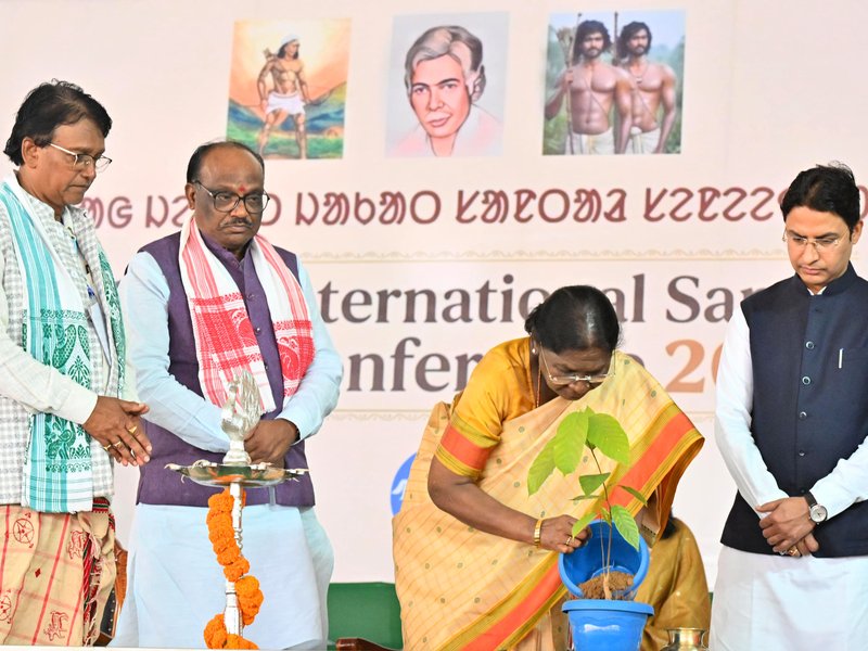 राष्ट्रपति द्रौपदी मुर्मु 9वें अंतरराष्ट्रीय संथाल सम्मेलन में शामिल हुईं