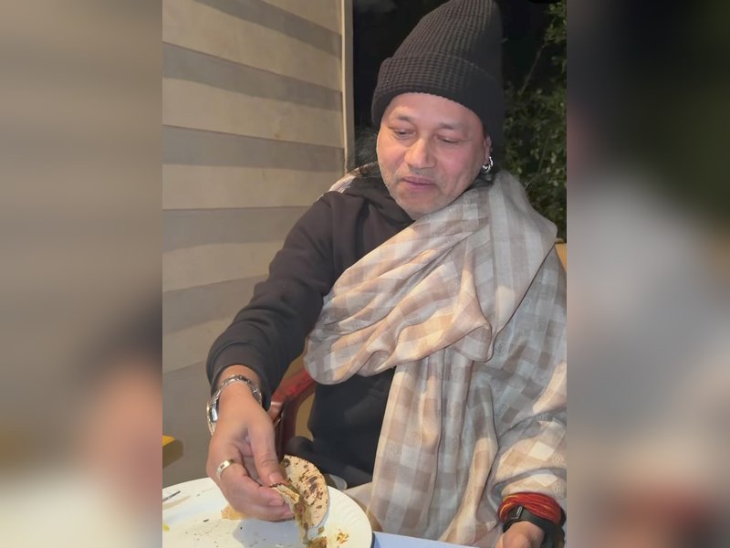 Kailash Kher relishes authenticate ‘chulhe ki roti’ at a Himalayan home