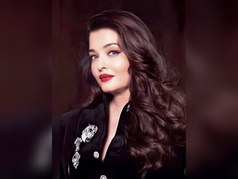 Aishwarya Rai dances on Salman Khan's song with hubby Abhishek Bachchan at a wedding function 