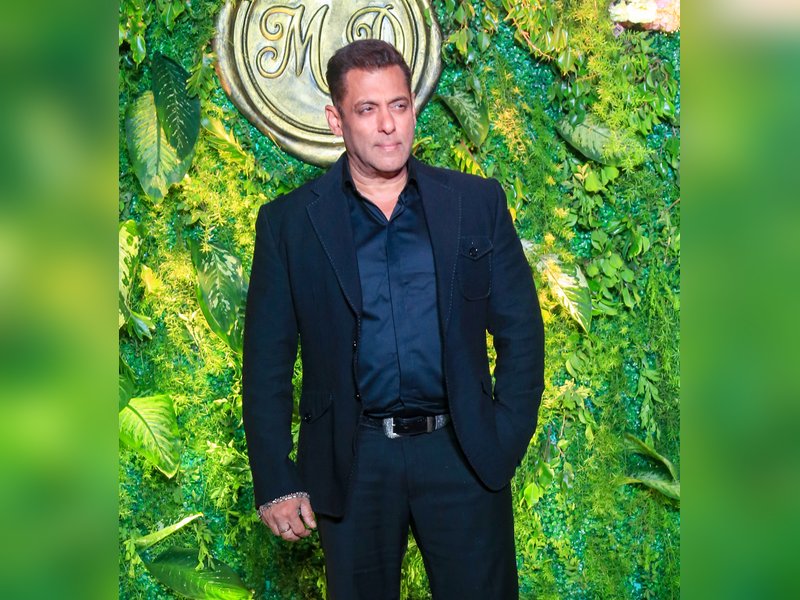 ‘Hum Aapke Hain Koun’ reunion at Sooraj Barjatya’s daughter’s wedding reception, Prem aka Salman Khan looks dapper