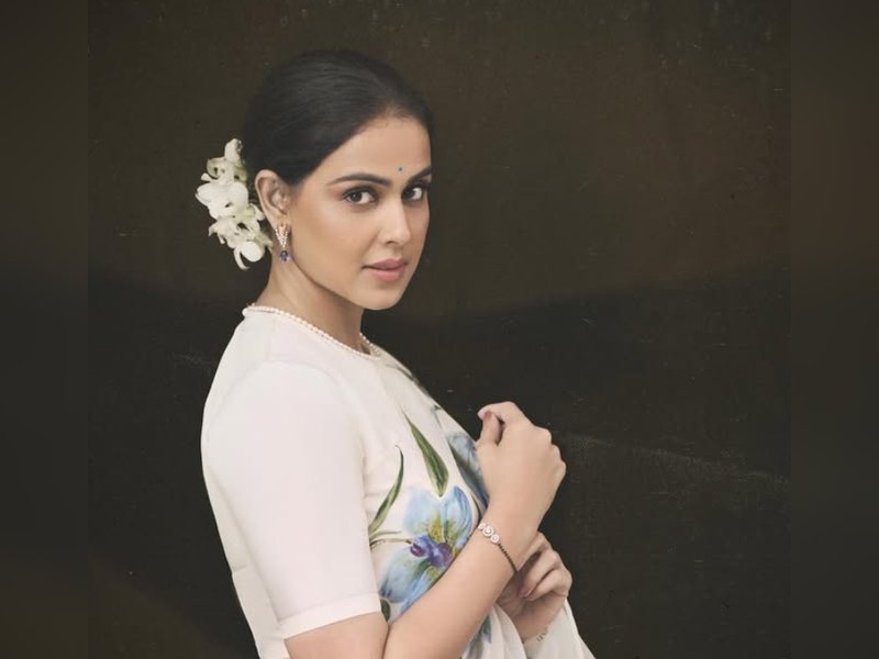 Genelia D’Souza’s son Rahyl refuses to leave ailing pet dog Flash, actress shares emotional video