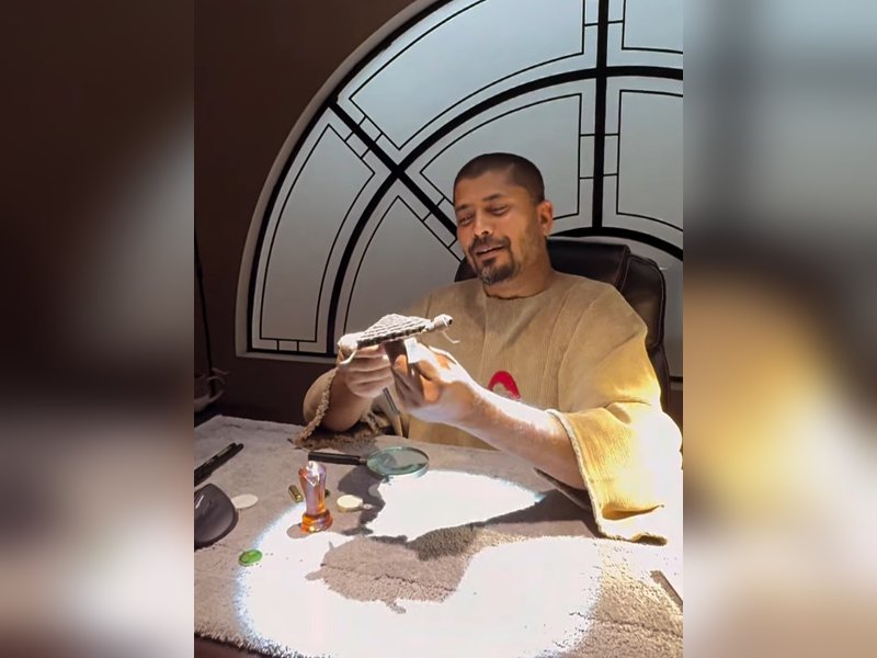 वाजिद खान की अनोखी दुनिया, जहां न ब्रश, न पेंट, पोर्ट्रेट पर हथौड़े और कीलों से रची जाती है एक नई कहानी