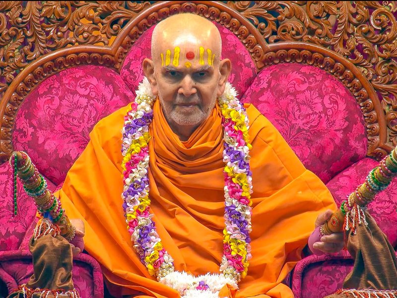 पुष्पदोलोत्सव: तीर्थधाम सारंगपुर में मनाया गया फूलडोल रंगोत्सव, परम पूज्य महंत स्वामी महाराज का हुआ अभिनंदन