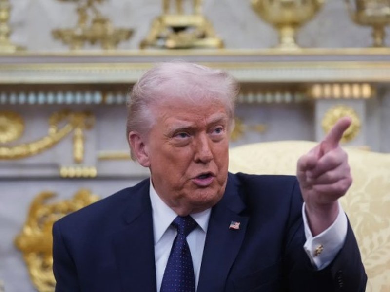 Trump threatens Iran over Hormuz Strait