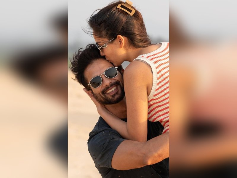 Shahid Kapoor surprises wife Mira Rajput with a floral bouquet at work