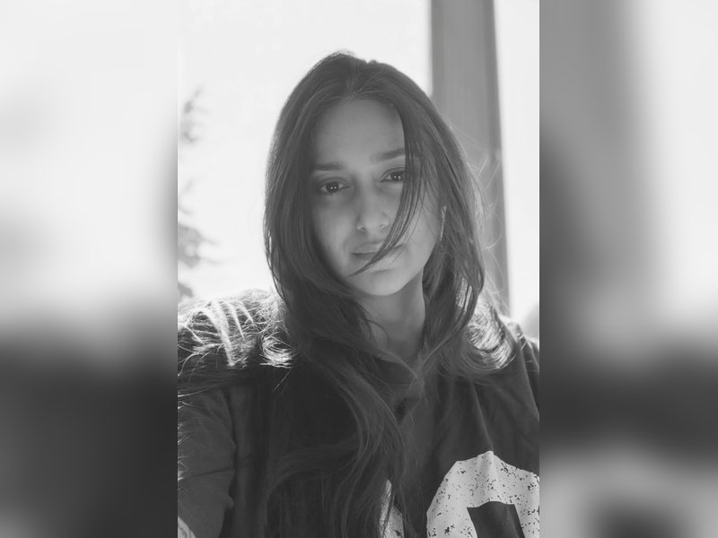 Ileana D’Cruz sneaks in a selfie during her ‘3 second’ baby-feeding break